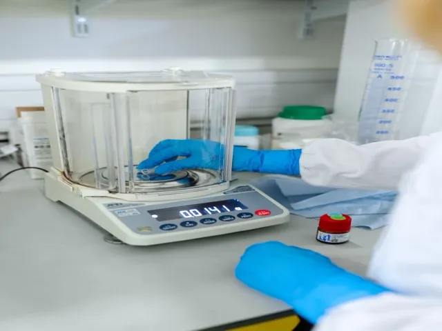 Analitikai mérlegen történő precíz bemérés laboratóriumi minőségbiztosításhoz