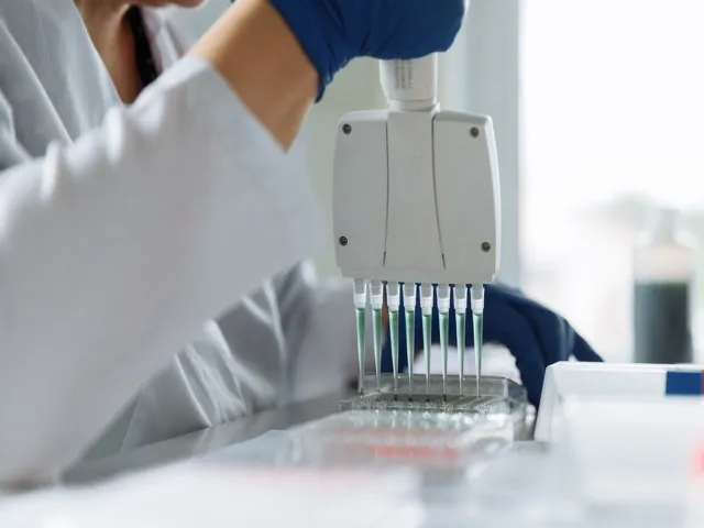 Többcsatornás pipettával végzett sorozatos mintainjektálás laboratóriumi körülmények között